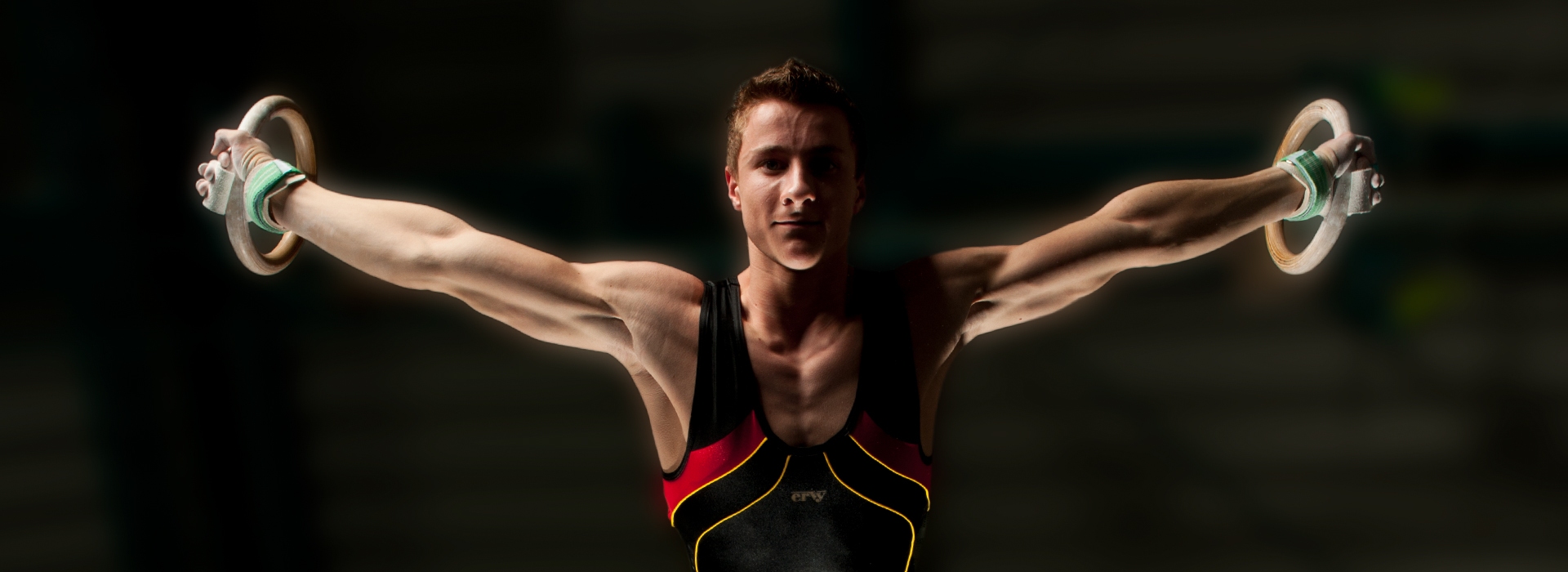 ERVY_Banner_Ben_Turnanzug_Gymnastikanzug_Leotard_Justaucorps_1920 x 700 px modernes Turntrikot für Herren in schwarz-rot-gelb vom deutschen Hersteller ERVY