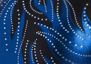 Strasssteine / Glasperlen auf einem blauen Turnanzug vom deutschen Hersteller ERVY Sports Fashion