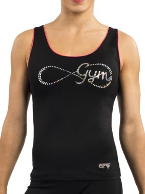 ERVY ärmelloses Top in Schwarz matt mit Arm- und Halsbündchen in Pink mit Glanz. Paillettenaufschrift "Gym" vorne.