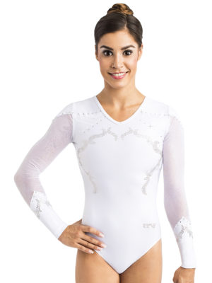 ERVY stilvoller weißer Turnanzug MILA/12 mit langen Armen und glitzernden Tüllärmeln. Mit Strass dekoriert.