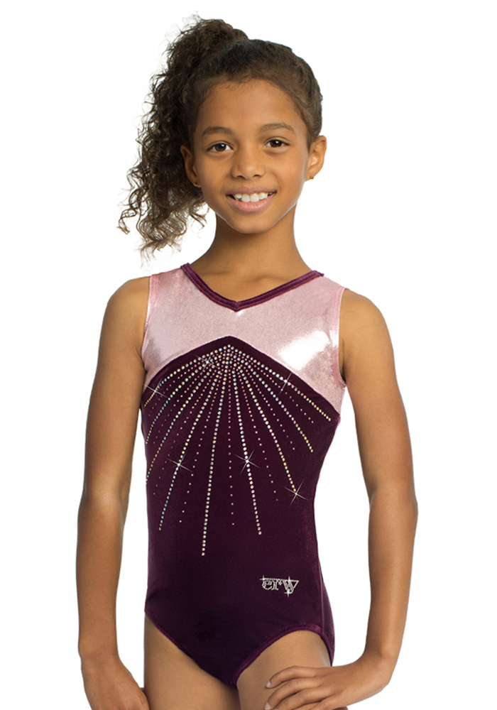 ERVY lila samtiger Turnanzug SONNE/3 ohne Arm mit glänzendem Rosa im oberen Brustbereich und Strass vorne.