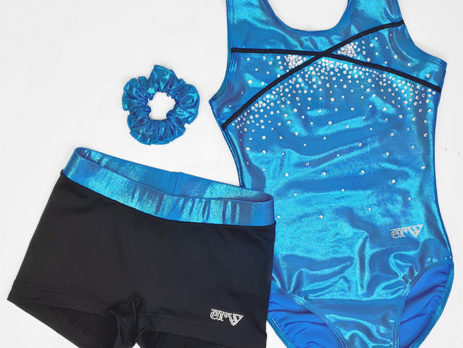 ERVY blaues Geschenk für Weihanchten für junge Turnerinnen mit Turnanzug mit Strass, Gymnastikshorts mit Kontrastbund und glitzerndem Haargummi. In vielen Farben.