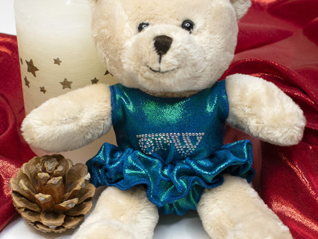 ERVY zauberhafte Geschenkeideen mit Teddybär mit glänzendem blau-grünen Turnanzug und Haargummi.