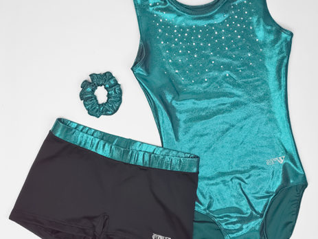 ERVY schöne Geschenkidee für Weihnachten für Damen mit Turnanzug mit Strassmotiv, Gymshorts mit Kontrastbund und Haargummi aus Lack. In vielen Farben.