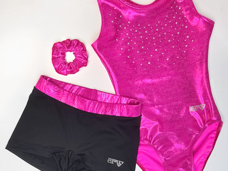 ERVY süßes Gymnastikgeschenk für Kinder mit Turnanzug mit Strass, Gymnastikshorts mit Kontrastbund und glitzer Haargummi. In vielen Farben.