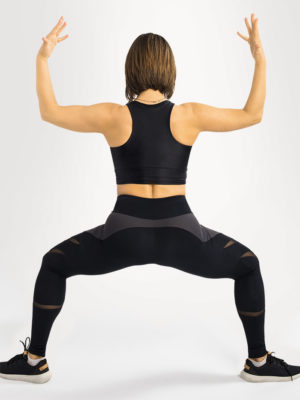 ERVY Zweifarbiger Wendetop BOULDERS/1 in Schwarz und Blassrosa mit Glanz und Rückensteg. Leggings in Schwarz mit Tülleinsatze.