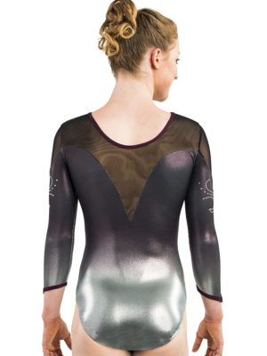 ERVY Leotard for Girls - Der Glitzer-Turnanzug KOLINA/1 in Silber-Lila mit 3/4-Arm und Strassverzierungen.