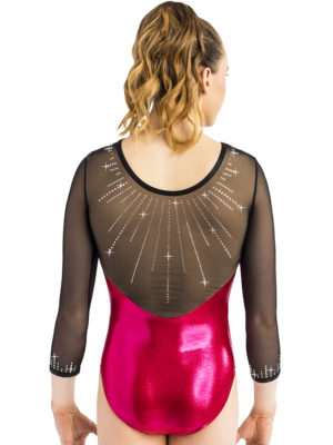 ERVY Turnbody in Rot-Pink mit 3/4-Arm und aus elastisch-schwarzem Tüll an Ärmeln und Oberteil. Turner Anzug mit Glitzer dekoriert.