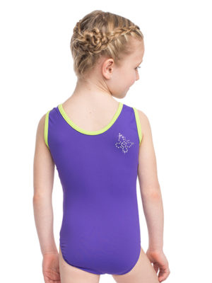 ERVY matter und lilaner Gymnastikanzug ohne Arm für Mädchen mit Schmetterlingsmotiv aus Strass auf dem Rückenteil.