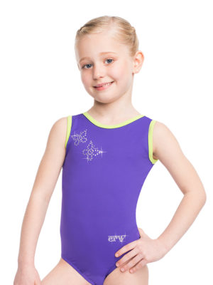 ERVY lila Mädchen-Gymnastikanzug ohne Arme mit Schmetterlingsmotiv aus Strass auf dem Vorderteil.